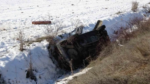 Kaza yapan Fiat Tofaş marka otomobil şarampole yuvarlandı: 1&rsquo;i ağır 4 yaralı
