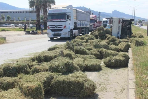 Kaza yapan kamyondaki saman balyaları yola saçıldı
