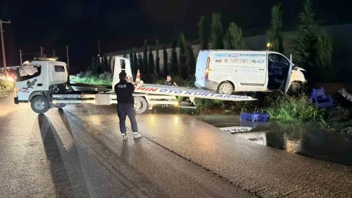 Kaza yapan kamyonet su kanalında asılı kaldı: 1 yaralı
