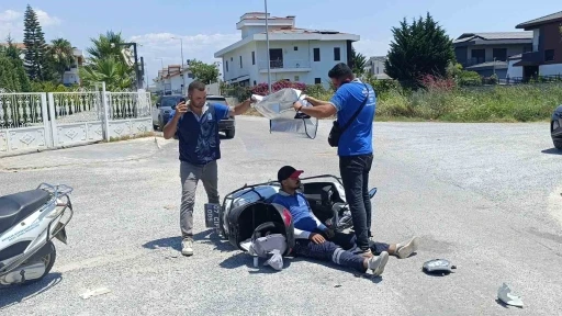 Kaza yapan mesai arkadaşlarını g&uuml;neşten korumaya &ccedil;alıştılar
