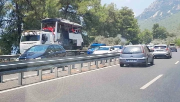Kaza yapan Midibüs çekici ile taşındı
