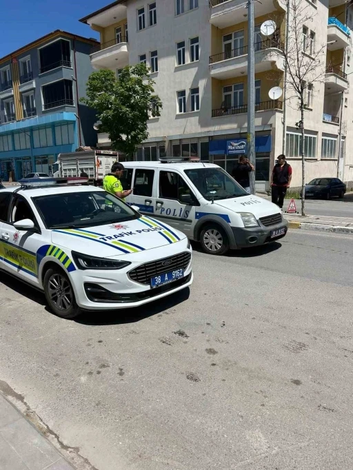 Kaza yapan motosiklet s&uuml;r&uuml;c&uuml;s&uuml; ağır yaralandı
