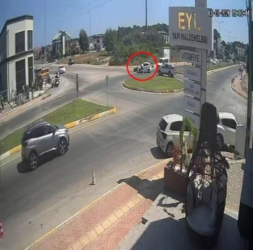 Kaza yapan motosiklet s&uuml;r&uuml;c&uuml;s&uuml; sinirini otomobilin camından &ccedil;ıkardı

