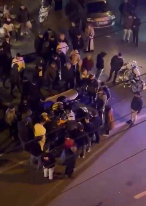 Kaza yapan motosiklet sürücüsünün acılar içinde bağırması kameraya yansıdı
