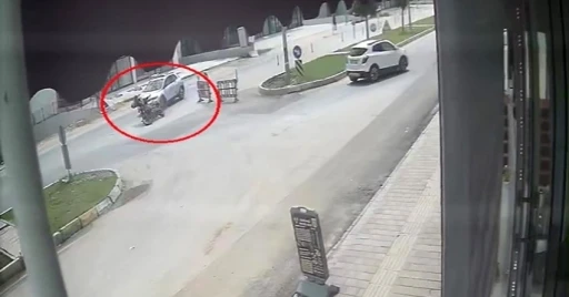 Kaza yapan motosikletli karşı y&ouml;nden gelen minib&uuml;s&uuml;n altında kaldı

