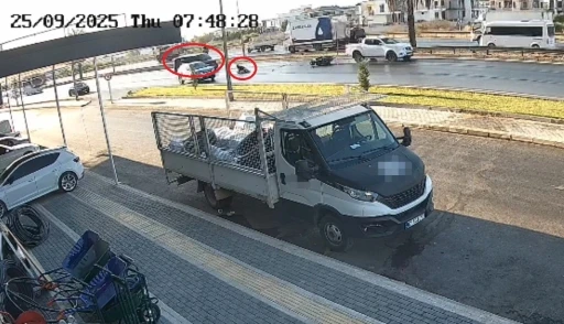 Kaza yapan motosikletlinin araç altında kalmaktan son anda kurtuluşu kamerada
