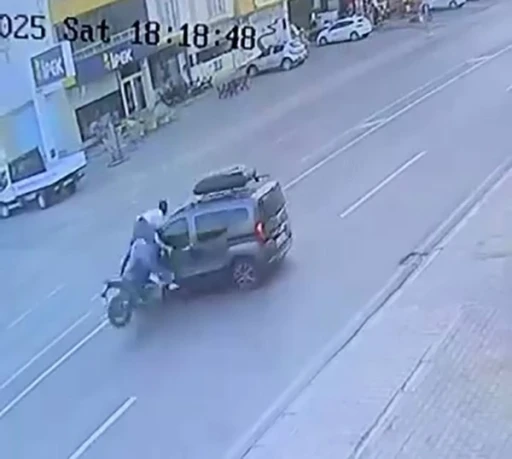Kaza yapan motosikletteki yolcu, havada üç takla attı: O anlar kamerada
