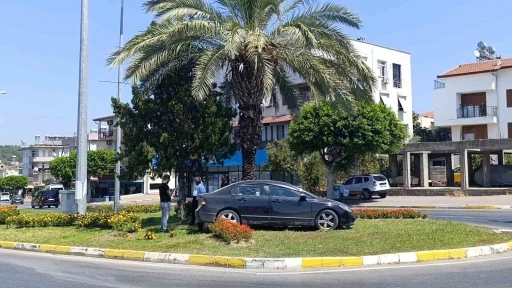 Kaza yapan otomobil refüje çıkarak durabildi
