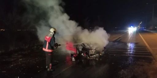 Kaza yapan otomobil yanmaya başladı
