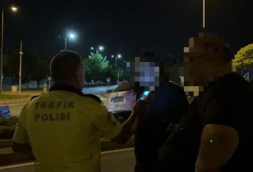 Kaza yapan s&uuml;r&uuml;c&uuml; yerine başkasını getirdi, kamera oyunu bozdu
