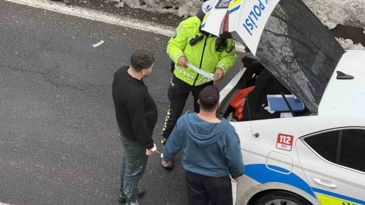 Kaza yapan s&uuml;r&uuml;c&uuml;ler kavga edince kelep&ccedil;elenip karakola g&ouml;t&uuml;r&uuml;ld&uuml;
