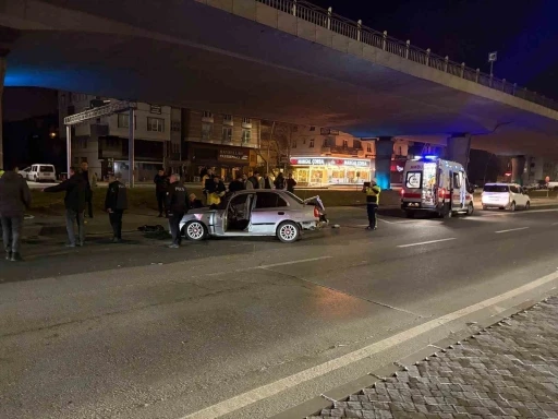 Kaza yapan s&uuml;r&uuml;c&uuml;n&uuml;n yakını sinir krizi ge&ccedil;irdi
