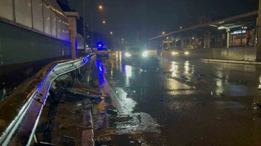 Kaza yaptı, motor yerinden &ccedil;ıktı: 1&rsquo;i ağır 2 yaralı
