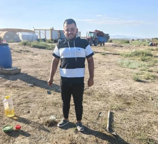 Kazada ağır yaralanan baba ve 3 yaşındaki kızını &ouml;l&uuml;m ayırdı
