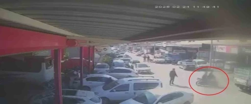 Kazada &ccedil;arpışan motosiklet s&uuml;r&uuml;c&uuml;lerinin savrulduğu anlar kamerada
