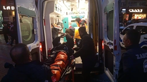 Kazada fırlayan motokurye otomobilin &uuml;zerine d&uuml;şt&uuml;
