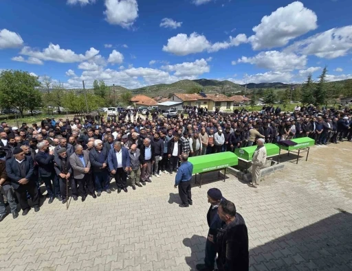 Kazada hayatını kaybeden 2 &ouml;ğrenci ve servis s&uuml;r&uuml;c&uuml;s&uuml; defnedildi
