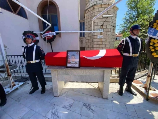 Kazada hayatını kaybeden uzman &ccedil;avuş, al bayraklı tabutla son yolculuğuna uğurlandı

