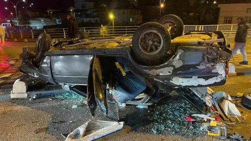 Kazada hurdaya d&ouml;nen ara&ccedil;tan yara almadan kurtuldu
