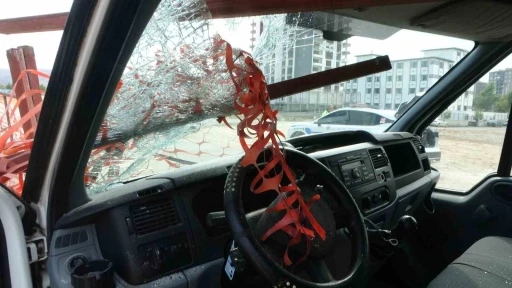 Kazada kafasına demir korkuluk saplanan s&uuml;r&uuml;c&uuml; kurtarılamadı
