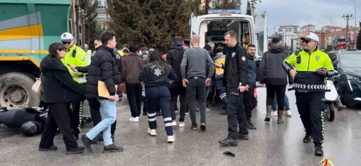 Kazada kamyonun altına s&uuml;r&uuml;klenen motosikletteki 2 kişi yaralandı
