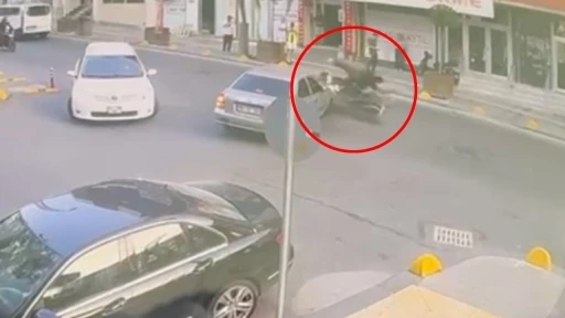 Kazada motosikletten fırlayan sürücü kameraya yansıdı
