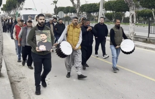 Kazada &ouml;len gen&ccedil; adamın cenazesi davul zurnayla uğurlandı
