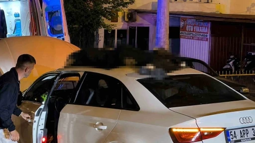 Kazada otomobilin &uuml;zerine savrulan motosiklet s&uuml;r&uuml;c&uuml;s&uuml; hayatını kaybetti
