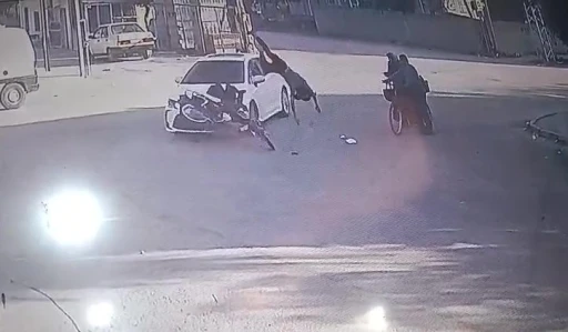 Kazada savrulan motosikletin sürücüsü yaşlı çiftin üzerine uçtu: 4 yaralı
