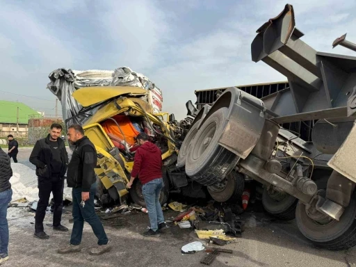 Kazada tırdan devrilen konteyner ara&ccedil;ları hurdaya &ccedil;evirdi
