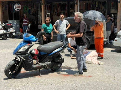 Kazada yaralanan gen&ccedil; kadına esnaftan şemsiyeli destek
