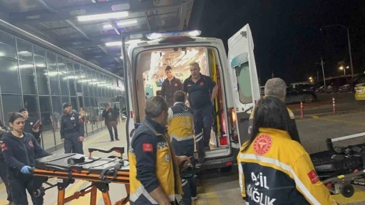 Kazada yaralanan G&uuml;ny&uuml;z&uuml; Kaymakamı ve şof&ouml;r&uuml; hastaneye getirildi
