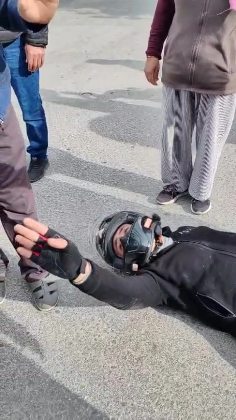 Kazada yaralandı, çarpıştığı aracın sürücüsü ve çocuğunun korktuğunu görünce kendi acısını bir kenara attı
