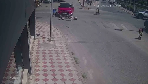 Kazada yere düştü, öfkelenip otomobilin camına ve dikiz aynasına yumruk attı
