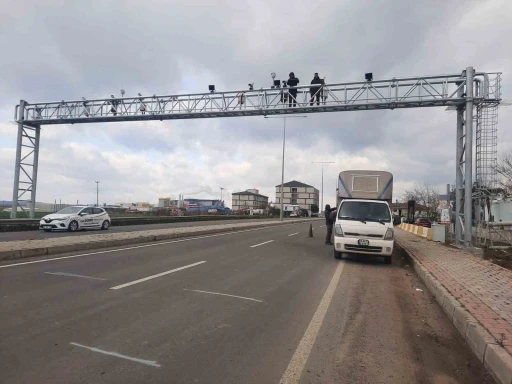 Kazada zarar g&ouml;ren otoyol plaka tanıma sistemi direği yenilendi
