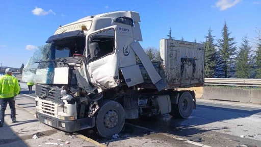 Kazadan ka&ccedil;arken tırlar &ccedil;arpıştı, biri makasladı: 1 yaralı

