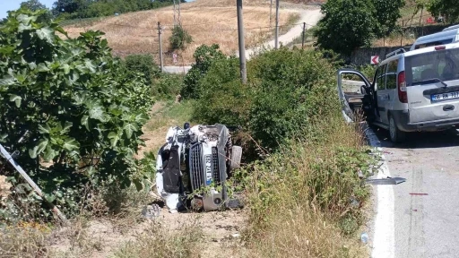 Kazadan kaçmak istedi, otomobili devrildi: 2 yaralı
