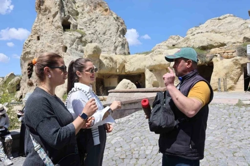 Kazadan sonra hayata şiirle tutundu, 7 dil &ouml;ğrenip ekmeğini kazandı
