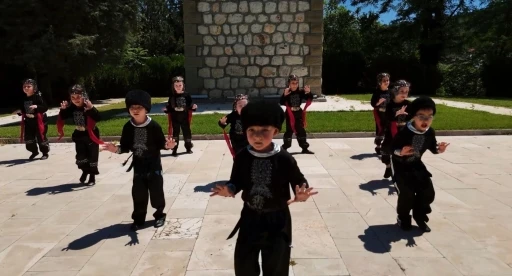 Kazak T&uuml;rklerinin geleneksel y&ouml;resel kıyafetleri ile &uuml;nl&uuml; &rsquo;Kartal Dansı&rsquo;nı sahnelediler
