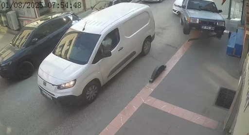 Kazaya karışan iki araç savrularak iş yerlerinin duvarına çarptı: 1 yaralı
