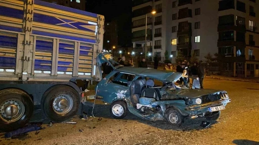 Kazaya karışan otomobil, park halindeki tıra &ccedil;arptı: 1&rsquo;ağır 4 yaralı
