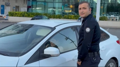 Kazaya karışan sürücü panik yaşadı, arabadan inmek istemedi
