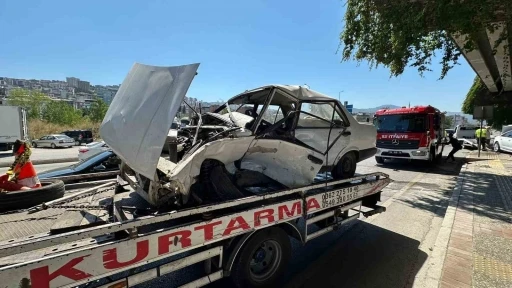 Kazaya karışan Tofaş otomobil hurdaya döndü: 1’i ağır 2 yaralı

