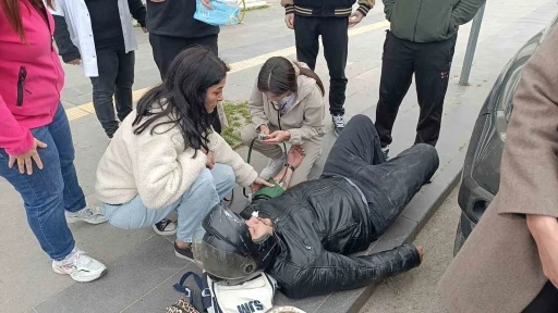 Kazayı gören sağlıkçı elinde steteskop ve tansiyon aletiyle koşup geldi
