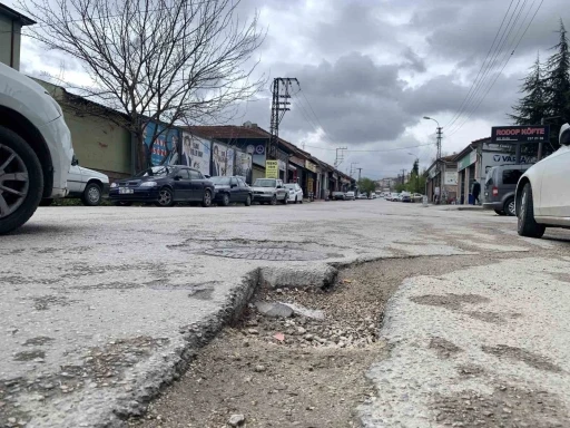 Kazazede s&uuml;r&uuml;c&uuml;lere m&uuml;jde; sorumlular bozuk yol tazminatı &ouml;deyecek
