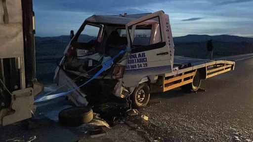 Kazazedeye yardım etmek için durdu başka kazaya neden oldu, 3 yaralı
