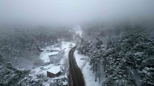 Kazdağları beyaza b&uuml;r&uuml;nd&uuml;, manzara nefes kesti
