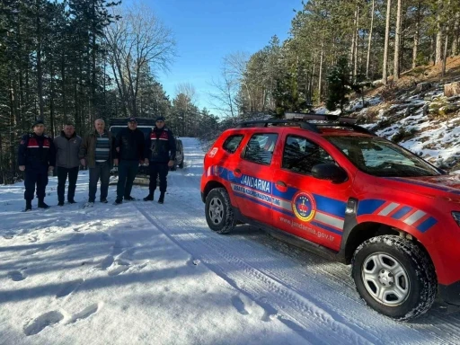 Kazdağları&rsquo;nda karda mahsur kalan 4 kişiyi jandarma kurtardı
