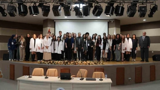 KB&Uuml;&rsquo;de kimya &ouml;ğrencileri i&ccedil;in &ouml;nl&uuml;k giyme t&ouml;reni d&uuml;zenlendi
