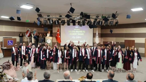 KB&Uuml;&rsquo;de mezuniyet coşkusu s&uuml;r&uuml;yor: Orman m&uuml;hendisleri, sosyal bilimciler ve diş hekimleri diplomalarını aldı
